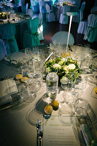 婚宴的餐桌装饰图片
