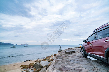 现代新红色SUV汽车在道路上具有夏季海背景夏季文本和旅行运输背图片