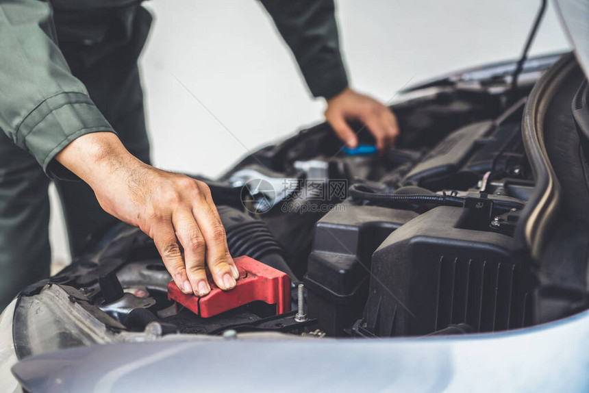专业机械手在汽车库提供汽车维修和保养服务汽车图片