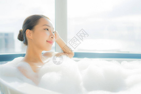 美丽的肖像年轻的亚洲女人在浴室的浴图片