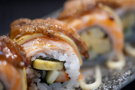 美味和新鲜的马基寿司卷装在盘子上美味的日本食物图片