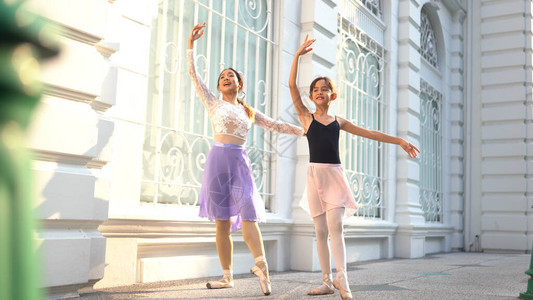 街边的芭蕾舞者培训学校图片