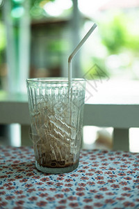 一杯咖啡加冰块和白稻草在咖啡图片