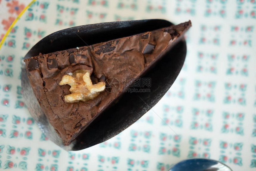 三角形状切片一块深巧克力巧克力蛋糕饼图片