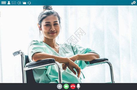 患者在视频通话中进行远程医疗服务图片
