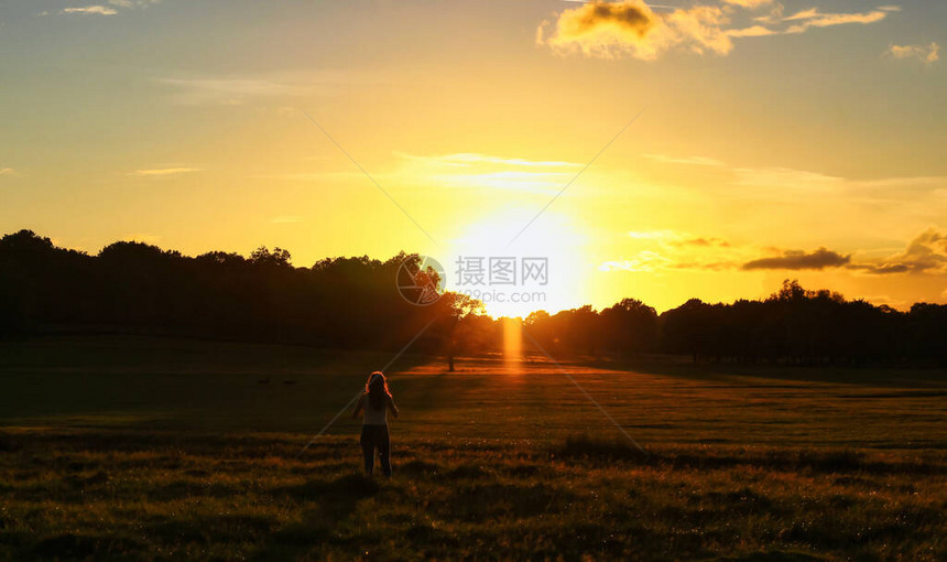 日落的光芒风景的天空和环影女孩与大自然的风景图片