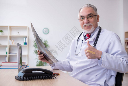 在诊所工作的老年男医生图片