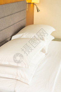 舒适的白色枕头和睡室内毯子装饰图片