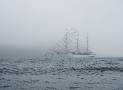 一艘大型的白色帆船在海上漂浮通图片