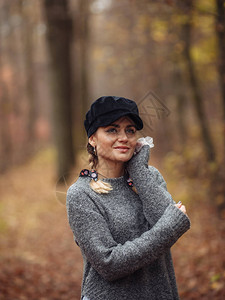 秋天森林里时髦的时尚女人头戴时髦的帽图片