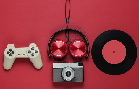 红色背景上的流行文化媒体属游戏手柄胶卷相机黑胶唱片红色背景的耳机80图片