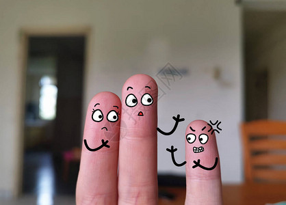两只手指被装饰成三人小孩和父母在一起不开心图片