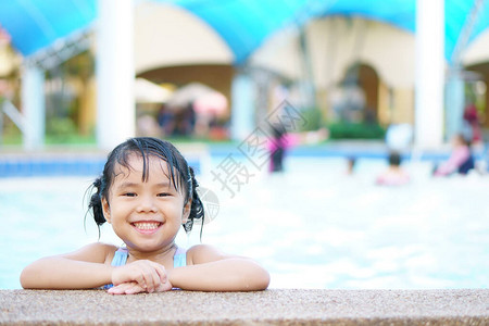 亚洲儿童可爱或小女孩微笑着游泳图片