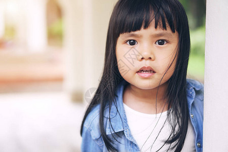 亚洲儿童可爱或小女孩脸色愤怒或不高兴图片