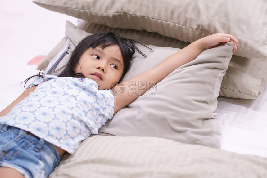 亚洲儿童可爱或儿童时尚女孩早上醒来或睡觉图片