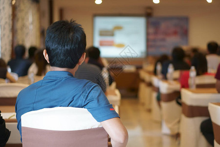 人或商人在会议厅的教室里用投影仪屏幕在温暖的白色上培训知识研讨会和商务会议图片