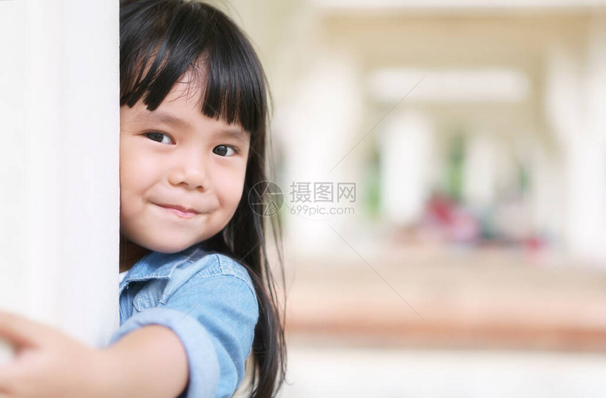 亚洲儿童可爱或小女孩穿牛仔裤时装图片