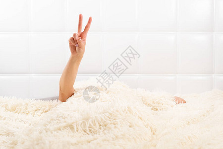 女手在白床上展示v手势图片