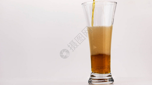 啤酒倒在杯子上白色图片