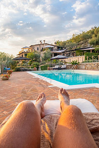 带游泳池的豪华乡间别墅在意大利意大利中部日落期间的游图片