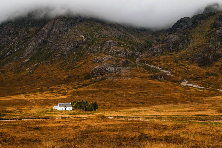 苏格兰高地风景如画的格伦科的秋季景观与美丽的色彩在阴天的喜怒无常图片