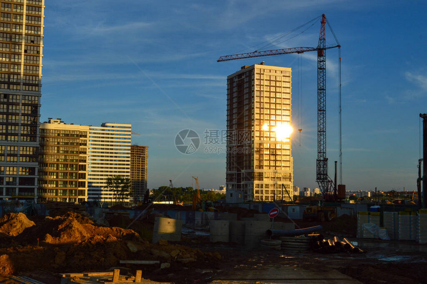 建造新的高层住宅窗外可见一缕阳光起重机堆砌块以建造新地板建筑材料下膜市中图片