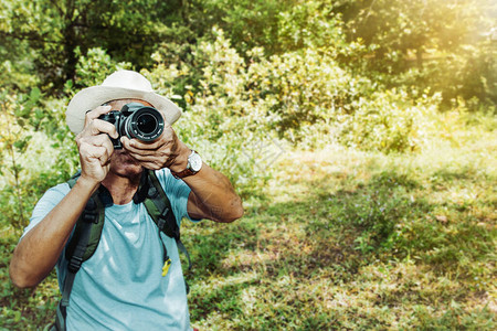 旅游者老年人和退休人员希望将相机作为拍摄照片的爱好图片