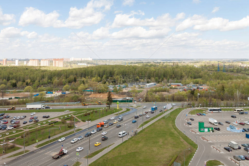 与空中道路连接的长路乡村住宅区鸟瞰图图片