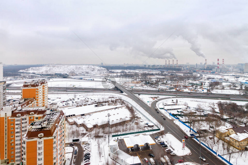 城市住宅区空中观察冬季天有长的图片