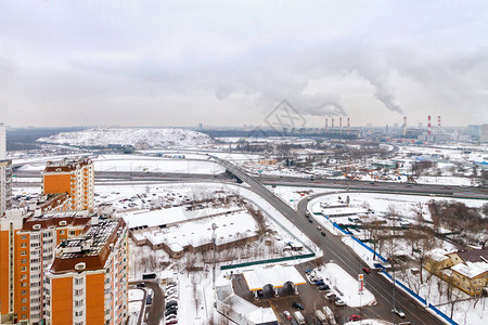 城市住宅区空中观察冬季天有长的图片