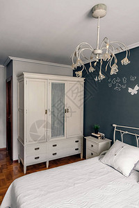 布置典雅的双人卧室配有床头柜和壁橱图片