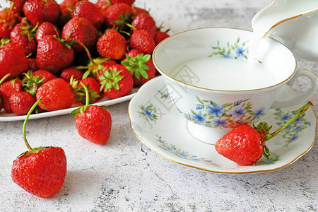 美味的新鲜草莓配牛奶酸油或酸奶特写甜点图片