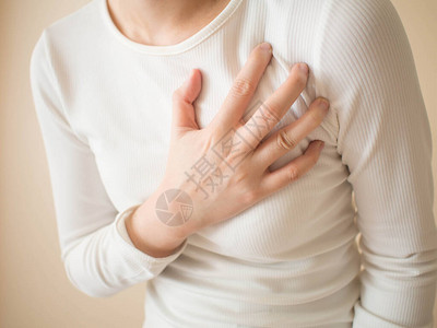 心脏病发作问题患有严重胸痛的年轻女不稳定型心绞痛或心肌梗塞疾病的警告信号保健和心脏病背景图片