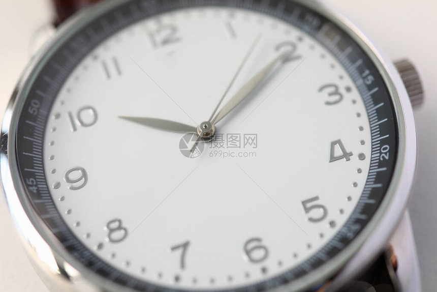 豪华的时装手表拨号和箭头现代男子从属手表10点10分圆钟脸最小图片