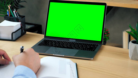 绿屏笔记本电脑概念图片