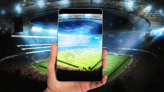手拿着手机背景是足球场背景图片