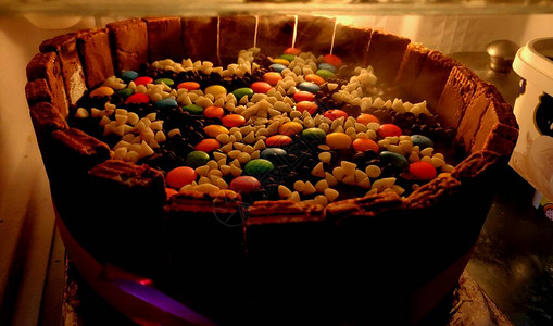 多彩巧克力做的漂亮蛋糕图片