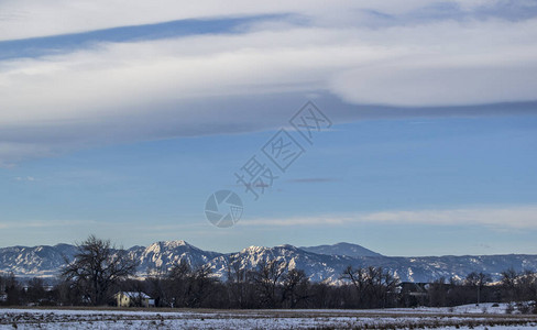 厚的云层覆盖冬季景观图片