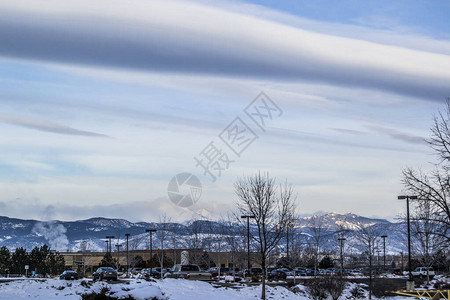 厚的云层覆盖冬季景观图片