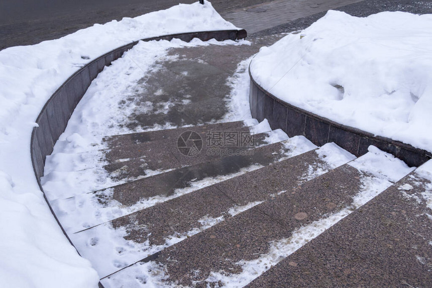 冬天被雪覆盖的楼梯图片