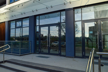 房子的入口组玻璃门与新建筑的大全景窗户蓝色的立面图片