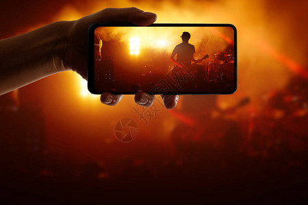 与智能手机记录手牵现场音乐会在节目中图片
