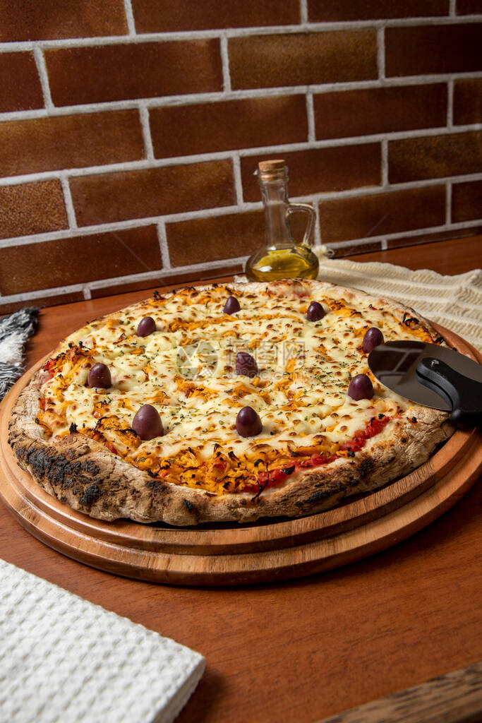 比萨鸡Catupiry风味在木板上供应由马苏里拉奶酪鸡肉奶油酪橄榄和红番茄酱制成杯橄榄油传统的巴西比萨图片