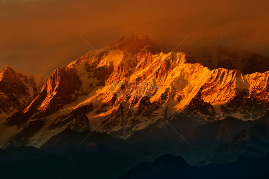 Chaukhamba山峰是Garhwal喜马拉雅山的Gangotri集团的一个山丘群图片