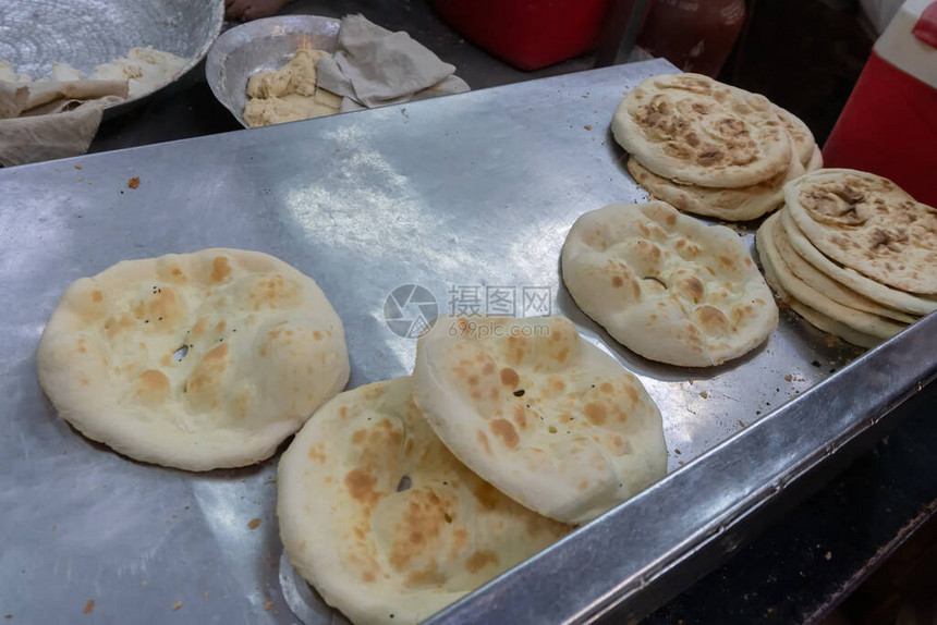 Naans在作为街头食品之前放在托盘上Naan是一种发酵的烤面包图片