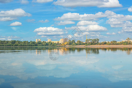 古代西伯利亚河Irtysh的宁静清晨水域中反映了浅白云背景图片