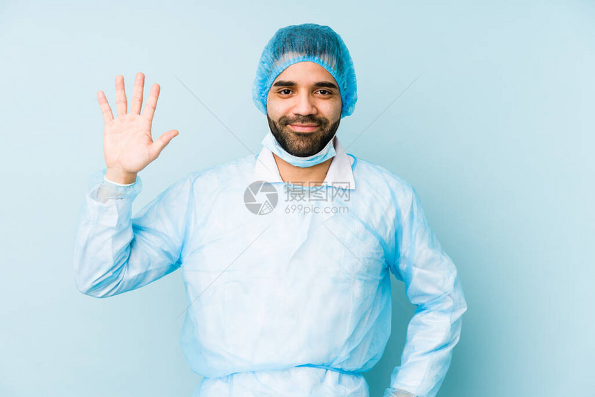 年轻外科医生latin男人孤立年轻笑的快乐展图片