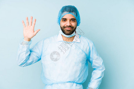 年轻外科医生latin男人孤立年轻笑的快乐展图片