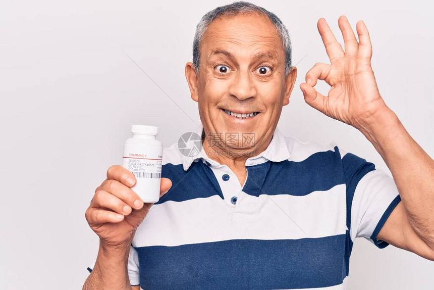 长头发灰色的老人拿着一瓶药丸用手指做好标记笑着友善的手图片