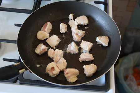 鸡胸肉片在锅里煎图片